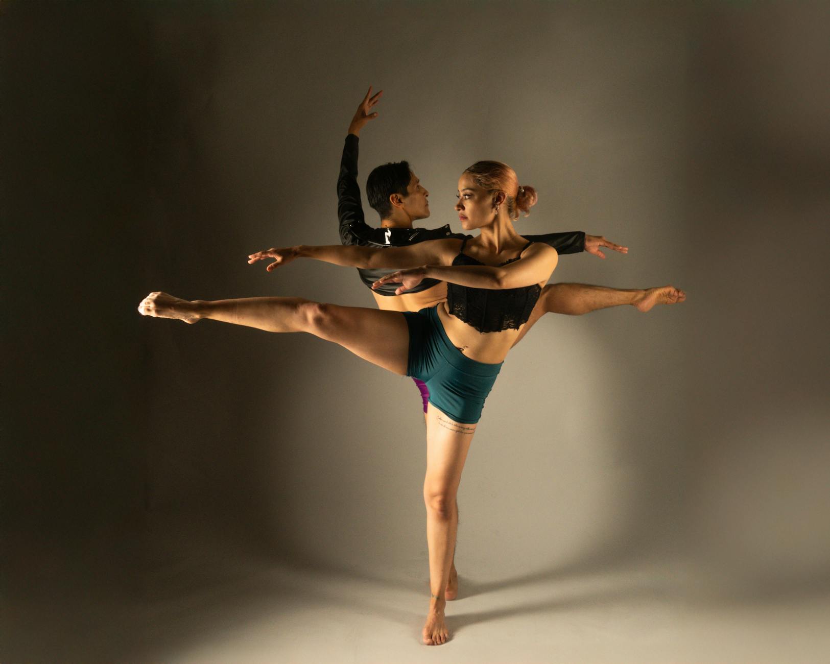 Tancerka w eleganckim tańcu współczesnym w studiu