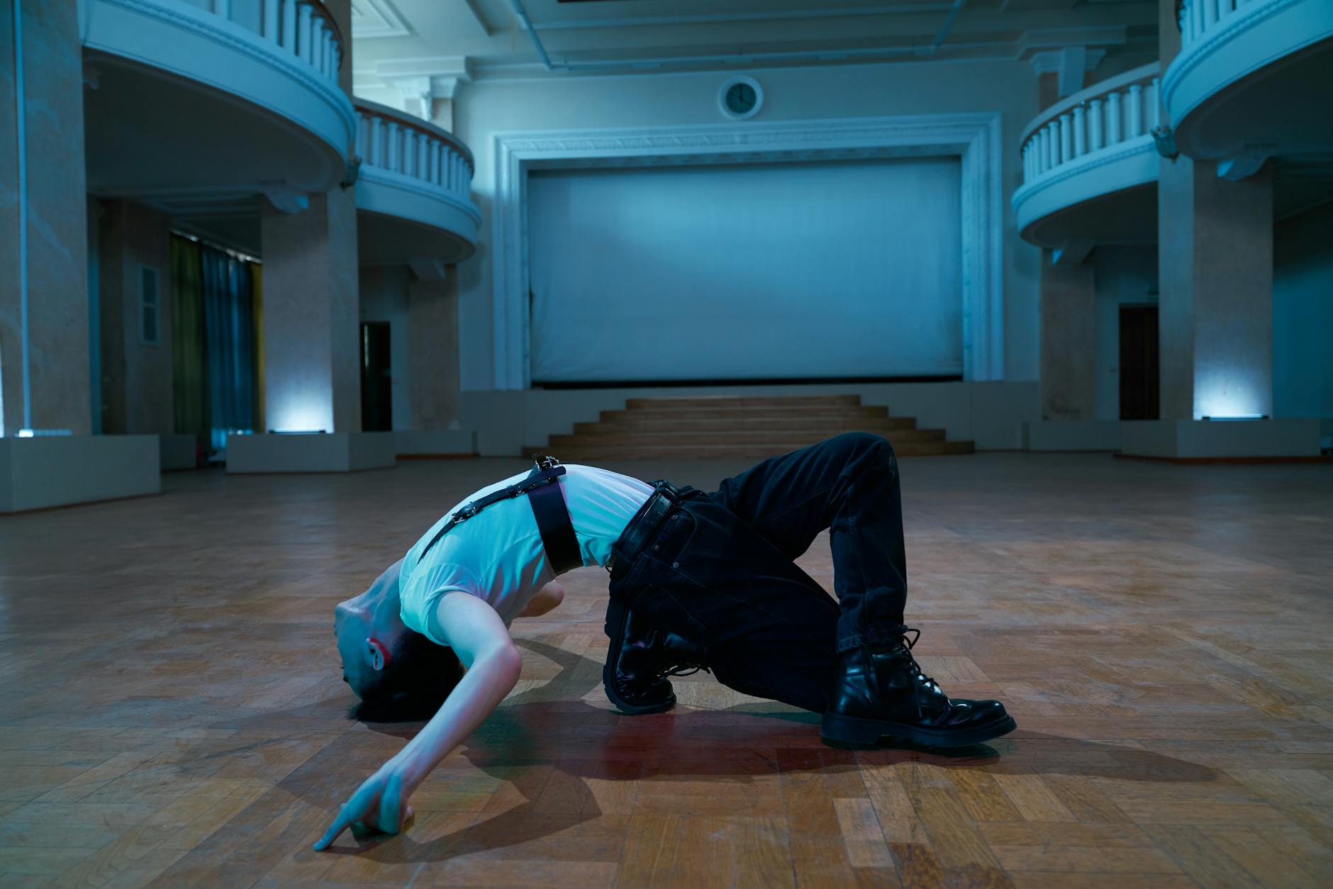 Tancerz współczesny w dynamicznej pozie podczas treningu w sali