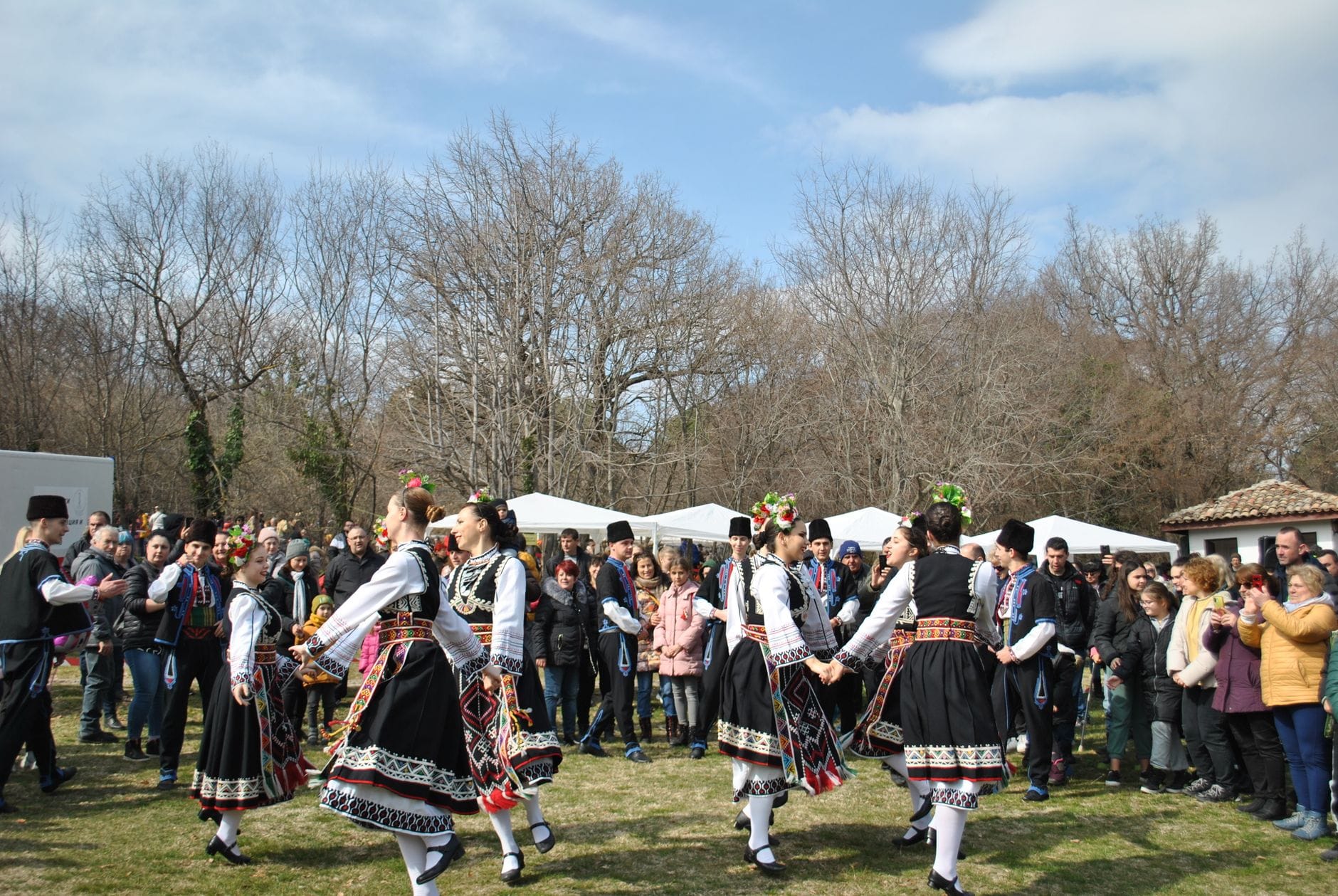 Tancerze w polskich strojach ludowych występują na plenerowym festiwalu