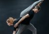 Para tancerzy w dynamicznej pozie podczas próby discofox