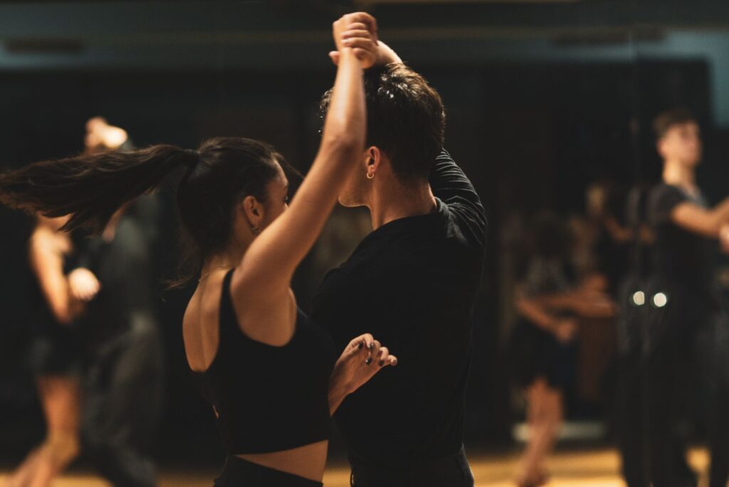 Para tańczy tango w sali tanecznej, obser